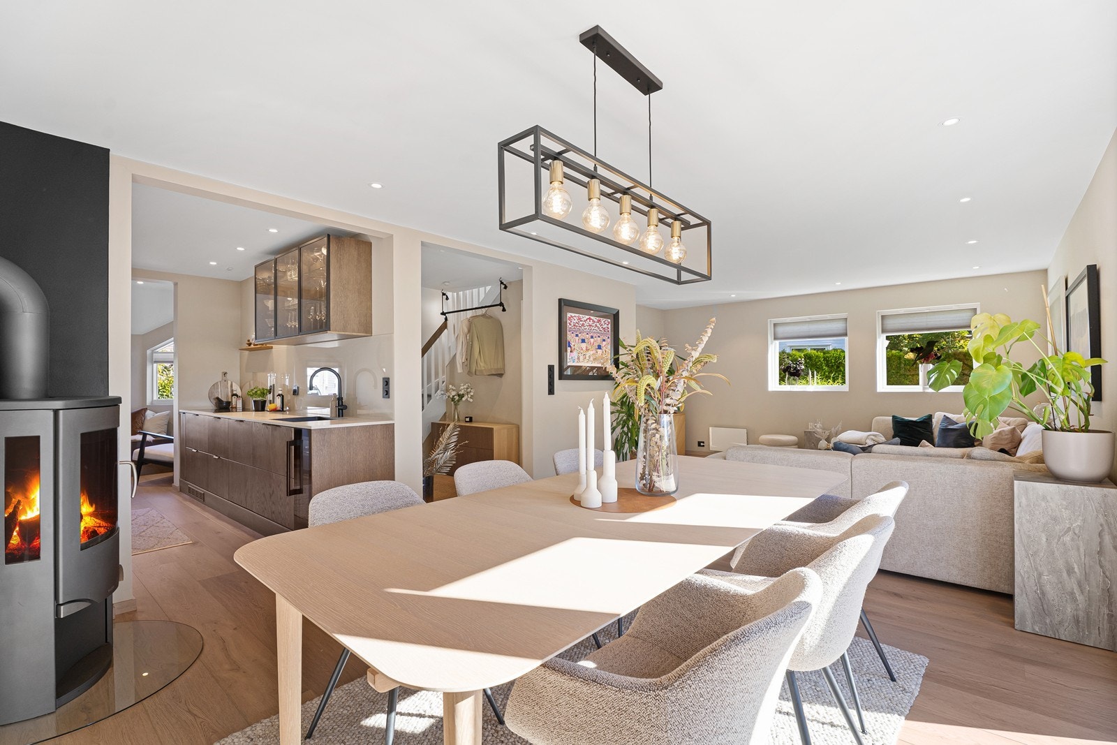 Rommet er malt i en behagelig farge, lekker parkett på gulv og downlights i himling. Galleribilde