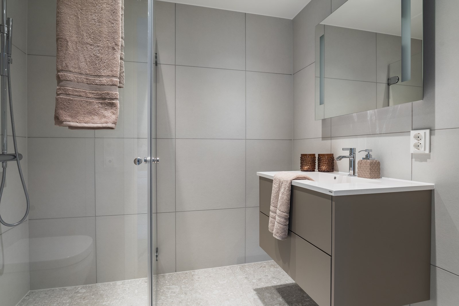 Det leveres delikate flislagte baderom med et moderne og lyst uttrykk Galleribilde