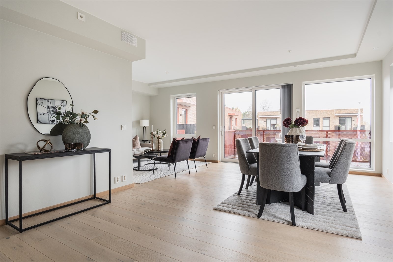 Meget tiltalende 3-roms endeleilighet i 4. etasje med heisadkomst i idylliske Poppelhagen på Sæter Galleribilde