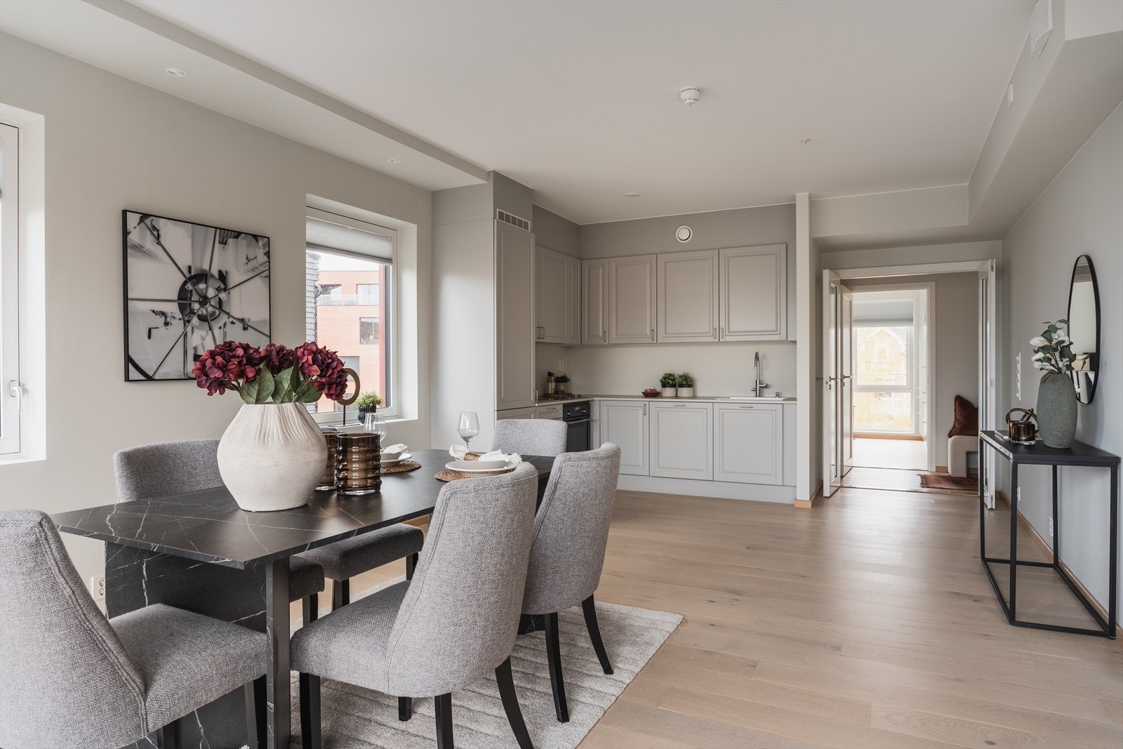 Den åpne løsningen mellom kjøkken og spisestue er perfekt til middagsselskaper og sosiale sammenkomster Galleribilde