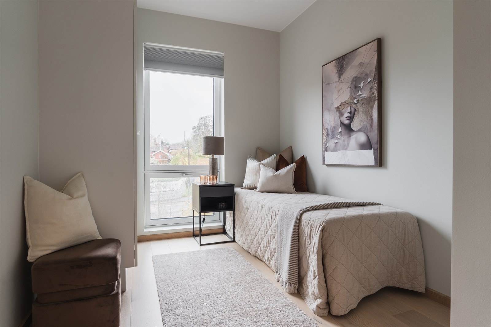 Soverom 2 er også av god størrelse med plass til seng og tilhørende soveromsmøblement Galleribilde