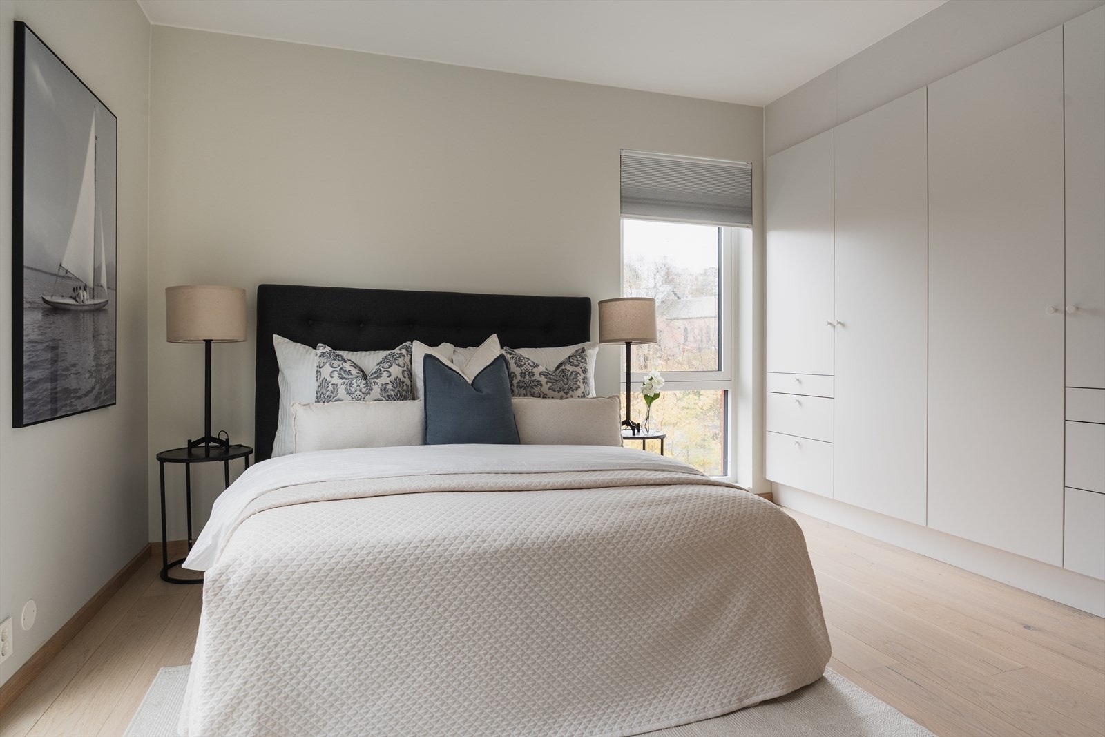 Lyst hovedsoverom som har godt med plass til garderobeskap Galleribilde