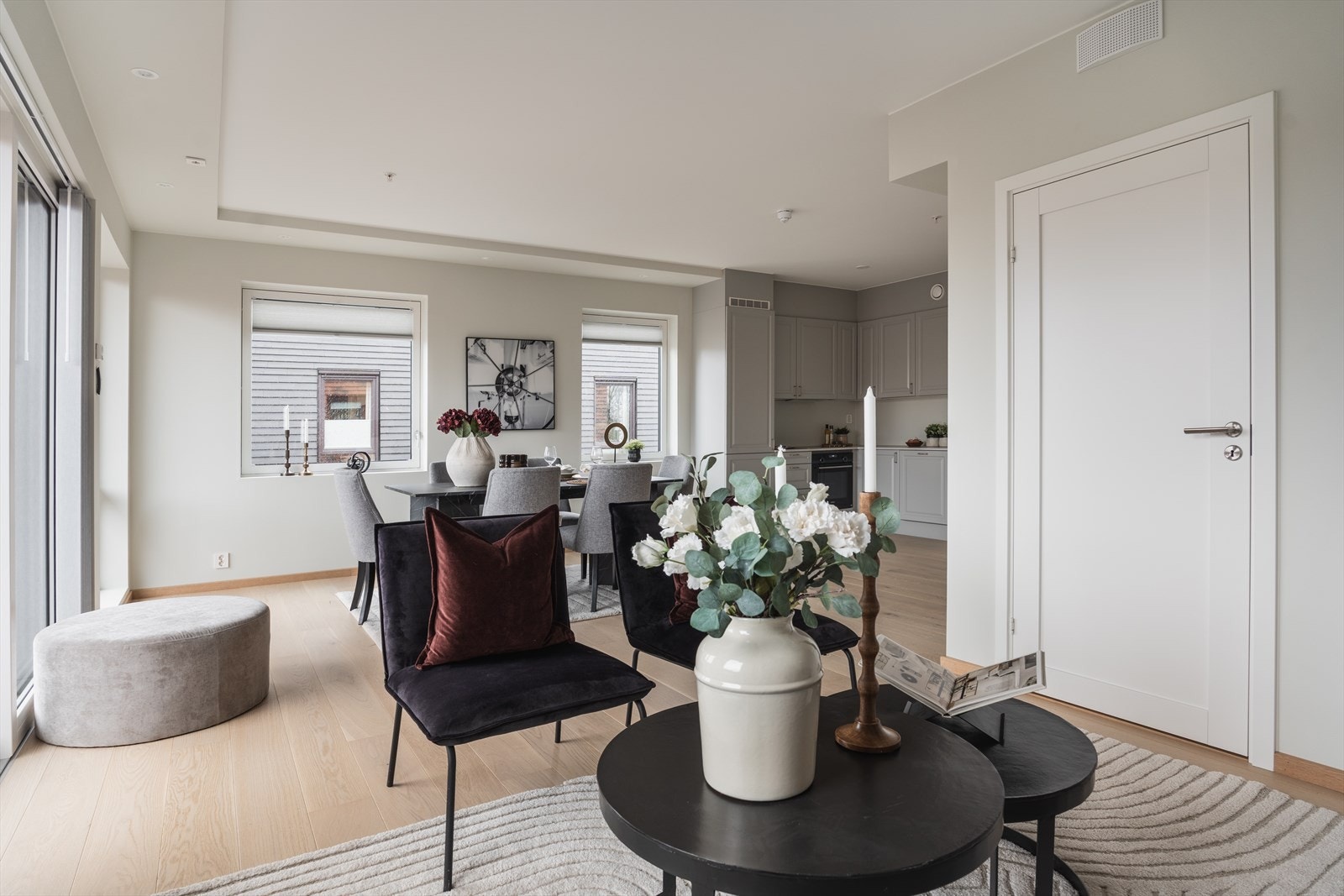 Stuen og spisestuen er L-formet som gir mange muligheter til innredning med langbord og sofamøblement - Fra stuen er det videre adkomst til en innvendig bod / et teknisk rom med oppbevaringsplass Galleribilde