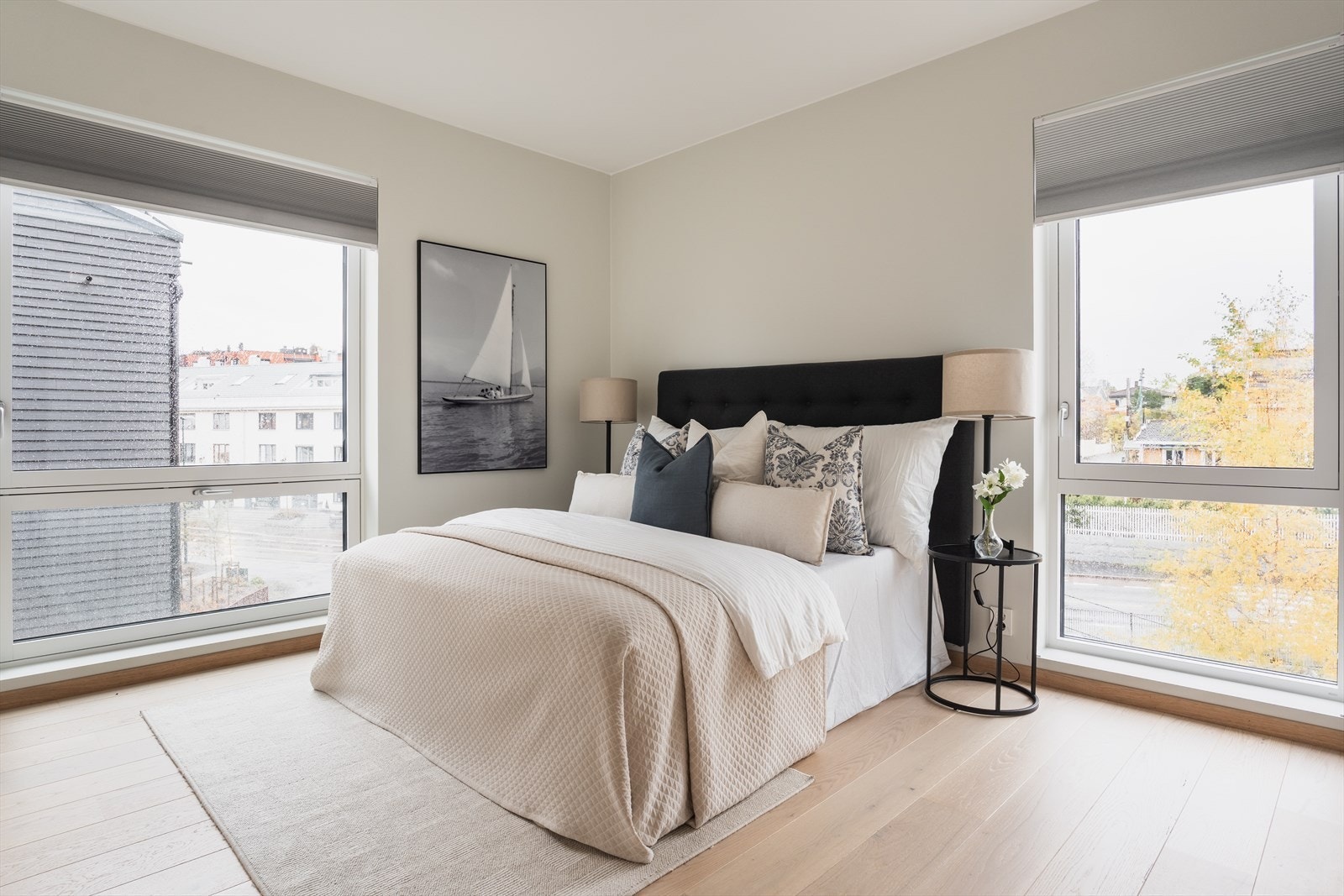 Leiligheten har to gode soverom - Hovedsoverommet har bad en-suite Galleribilde