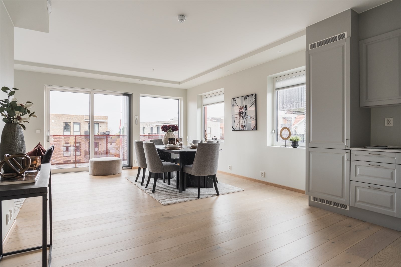 1-stavs hvitlasert eikeparkett, i kombinasjon med tidløse farge- og materialvalg, gir leiligheten et eksklusivt uttrykk - Leiligheten har store vindusflater som sikrer godt med naturlig lys Galleribilde