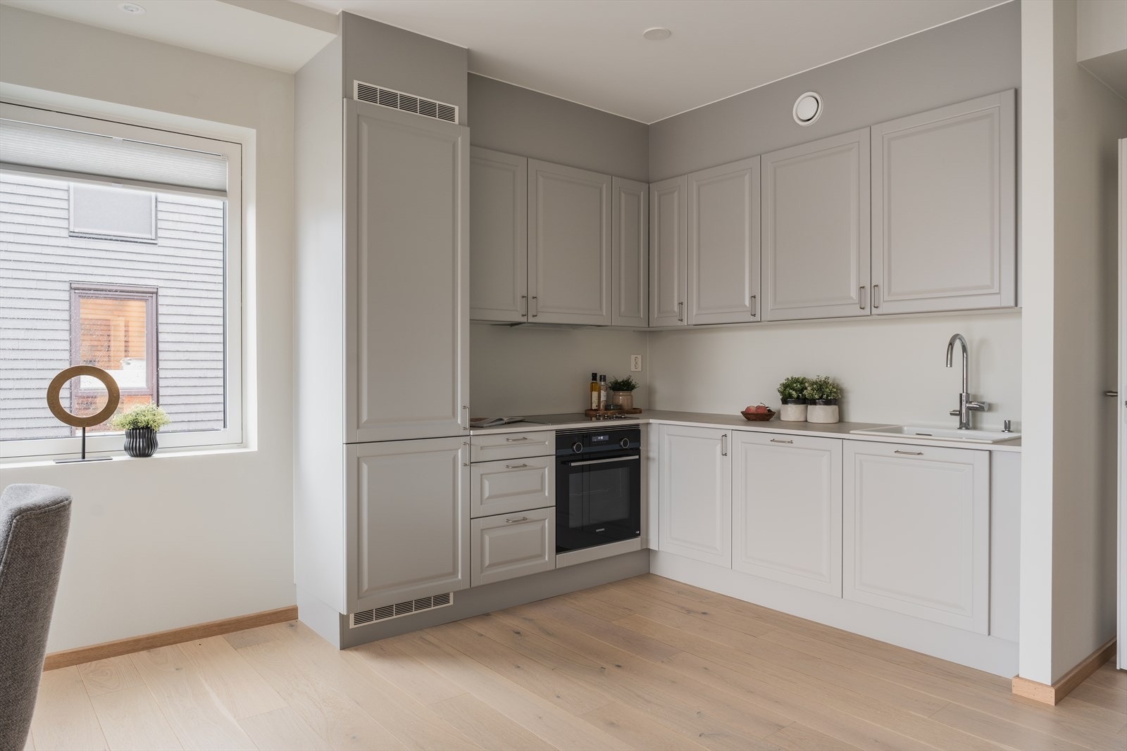 Stort HTH-kjøkken med mye skap- og benkeplass Galleribilde