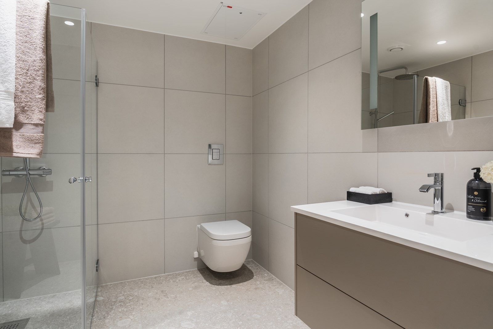 Baderomsinnredning som har to romslige skuffer og praktisk push-open-funksjon - Det er opplegg for vaskemaskin Galleribilde