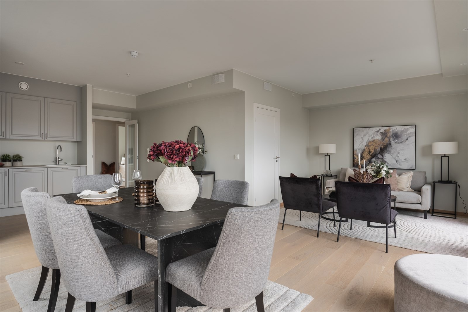 Leiligheten varmes opp via vannbåren gulvvarme på kjøkken, stue og i entré - Balansert ventilasjon som sikrer godt inneklima Galleribilde