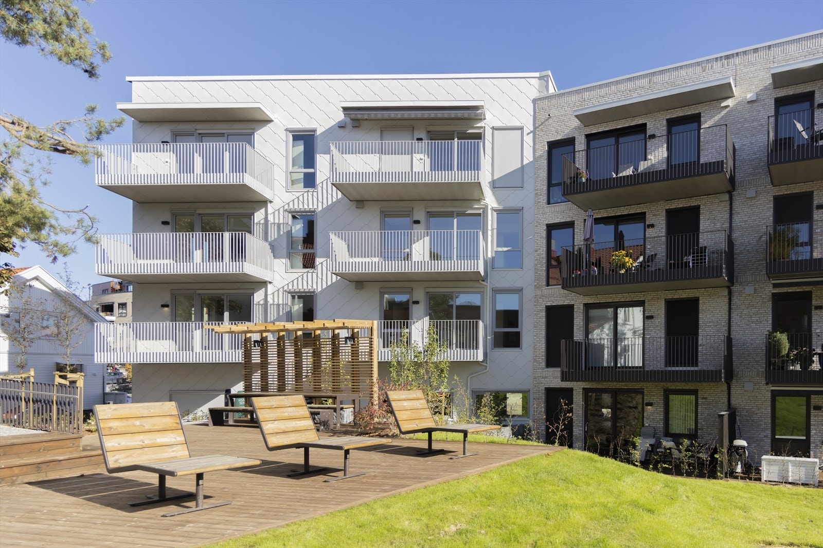 Den åpne bakgården er et flott samlingspunkt med lys og sol gjennom hele dagen Galleribilde