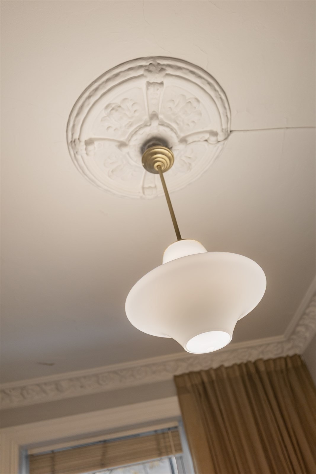 Rommet har rosett og stukkatur i himling. Galleribilde