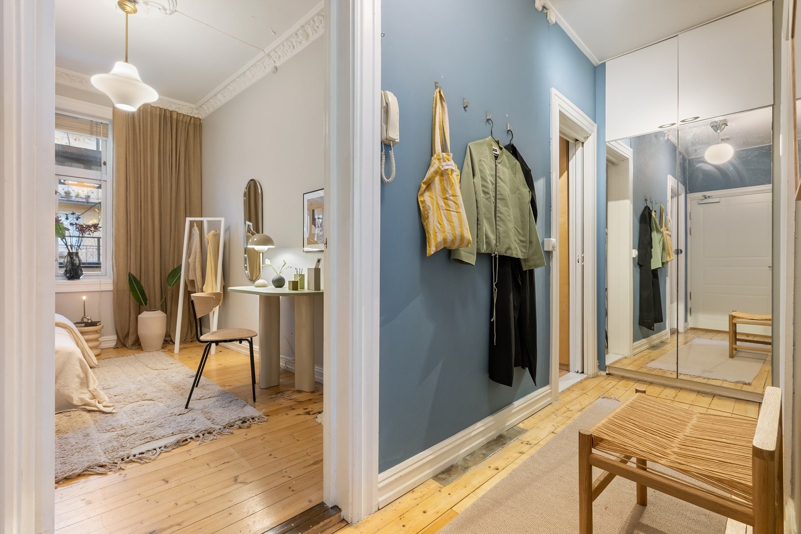 Velkommen inn! I gangen er det plass til sko og yttertøy i garderobeskap. Galleribilde