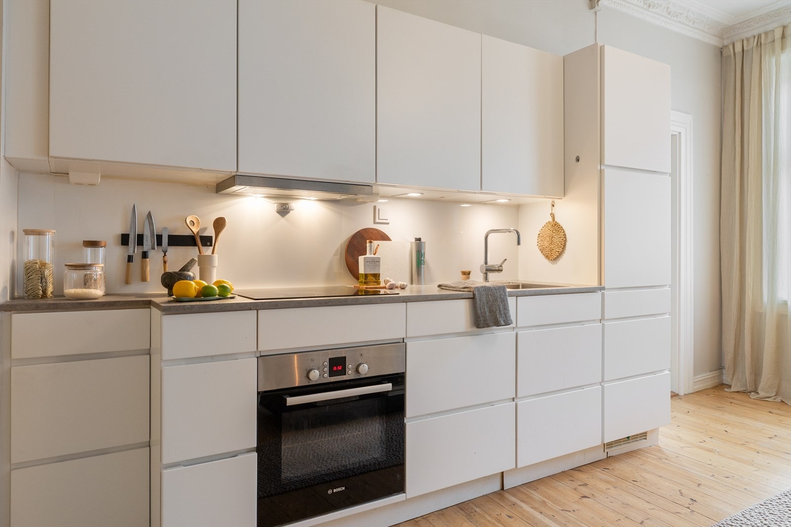 Det er integrert kjøl/fryseskap, oppvaskmaskin, stekeovn og platetopp med kullfiltervifte over stekesonen. Kjøkkenet er utstyrt med komfyrvakt og automatisk vannstopper. Galleribilde