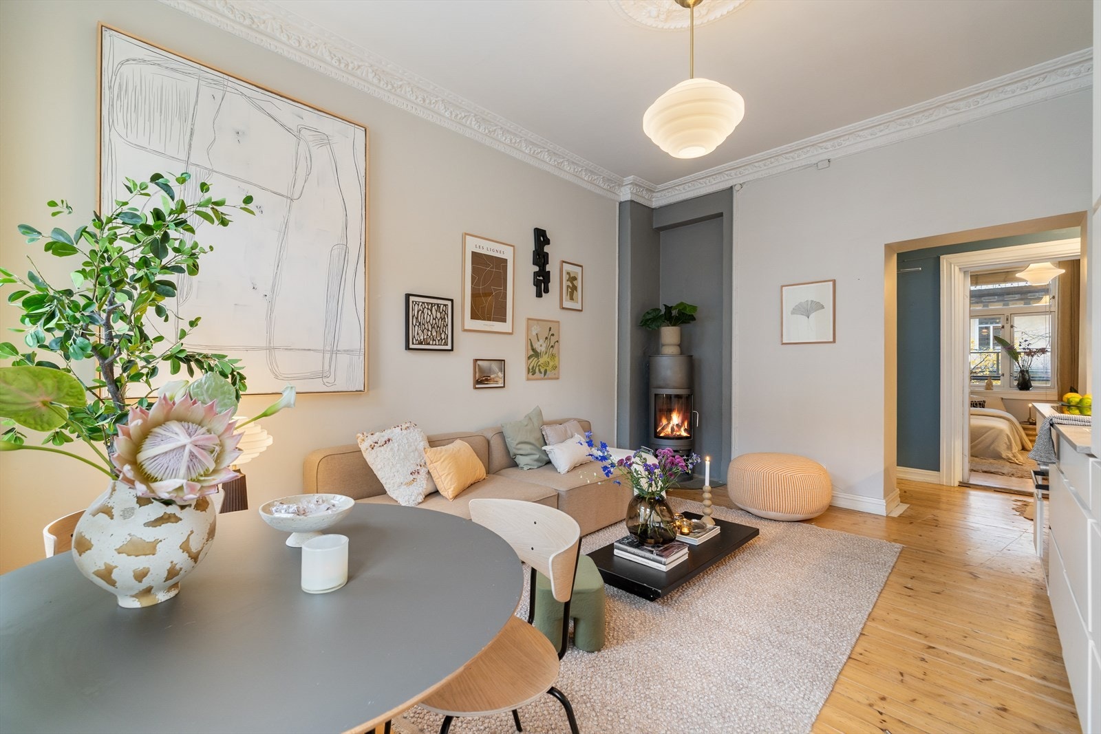 Lys og arealeffektiv 4-roms leilighet med en sjelden kombinasjon av god beliggenhet, fleksibilitet og muligheter. Galleribilde