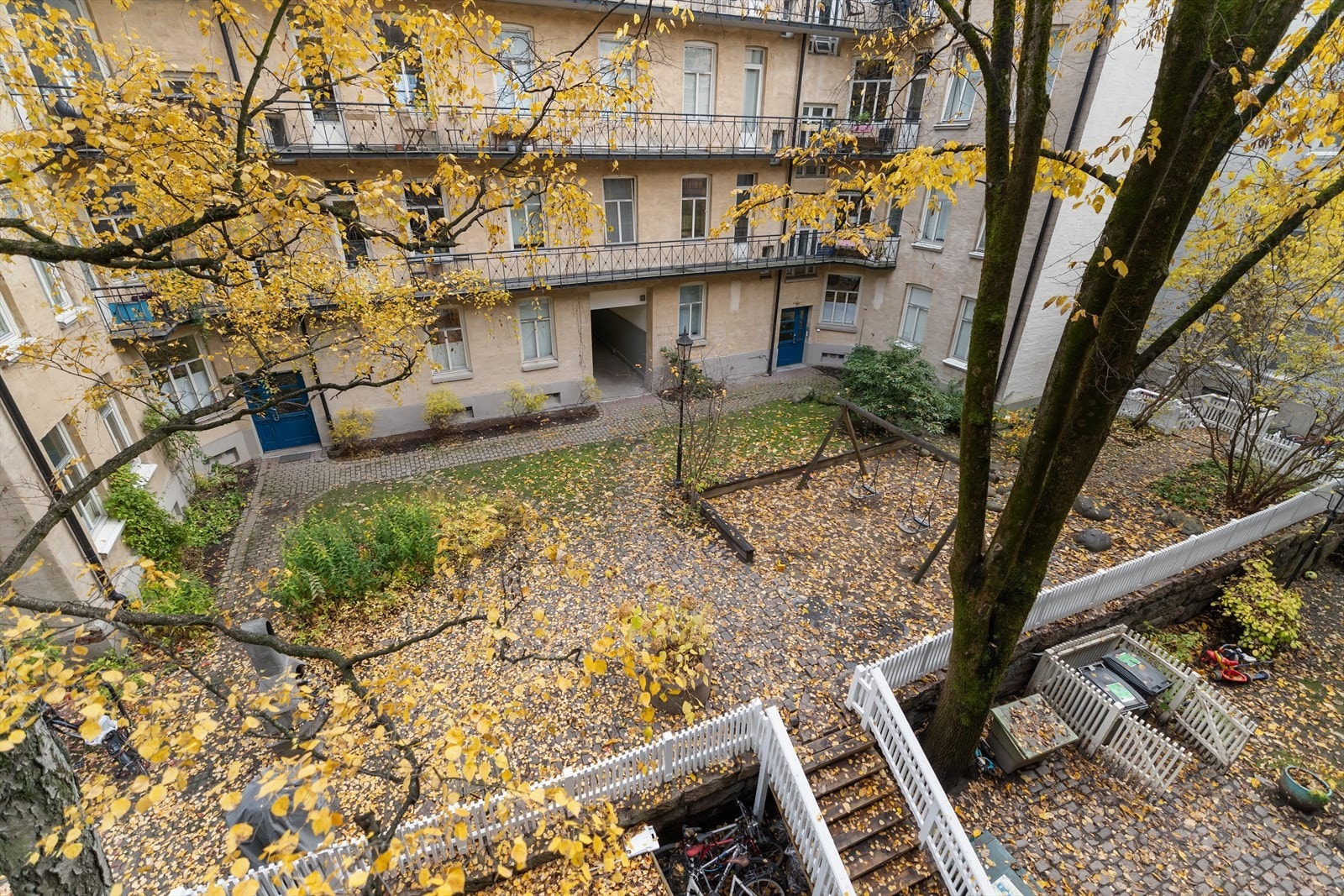 Hyggelig bakgård med sittegrupper, huskestativ og sykkelparkering. Galleribilde