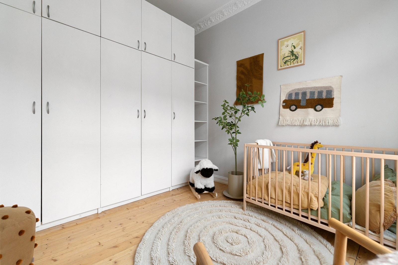 Det er godt med lagringsplass i innholdsrik garderobeløsning langs den ene veggen. Galleribilde