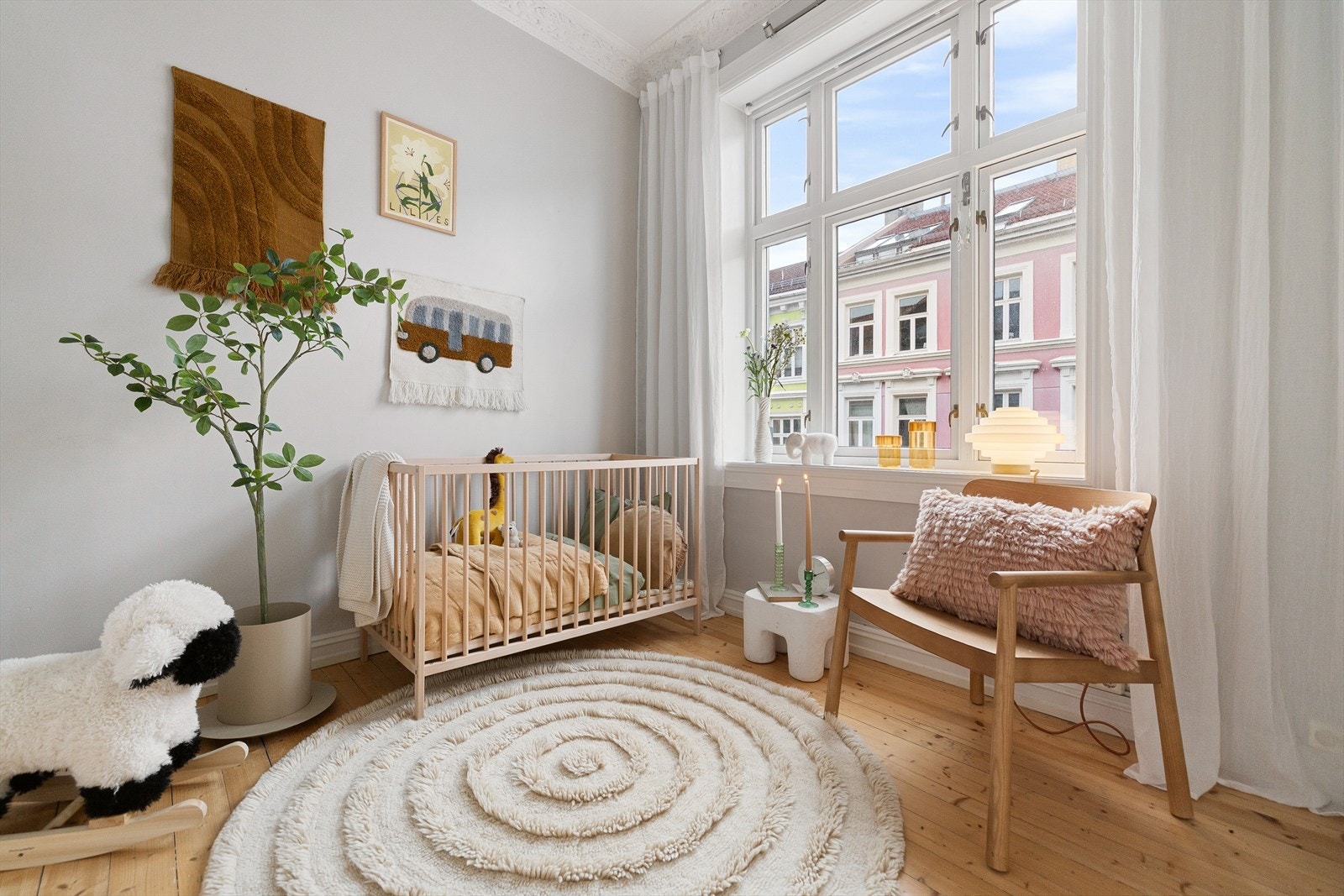 Leiligheten har et lunt og innbydende hovedsoverom. Galleribilde