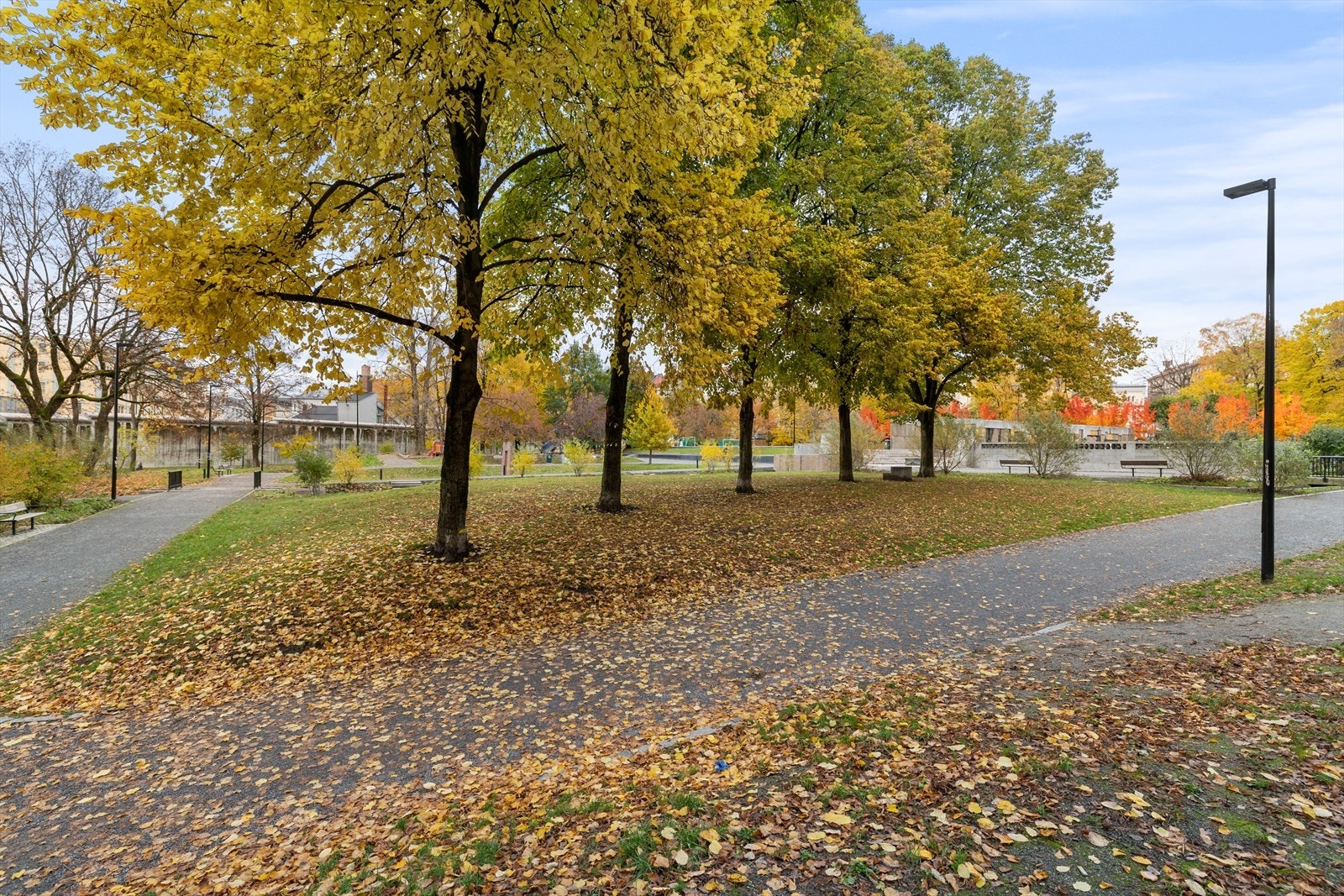Leiligheten ligger 100 meter fra Klosterenga park (og fotballbane). Klosterenga park er nylig utviklet i samarbeid med arkitektfirmaet Landskap +. Galleribilde