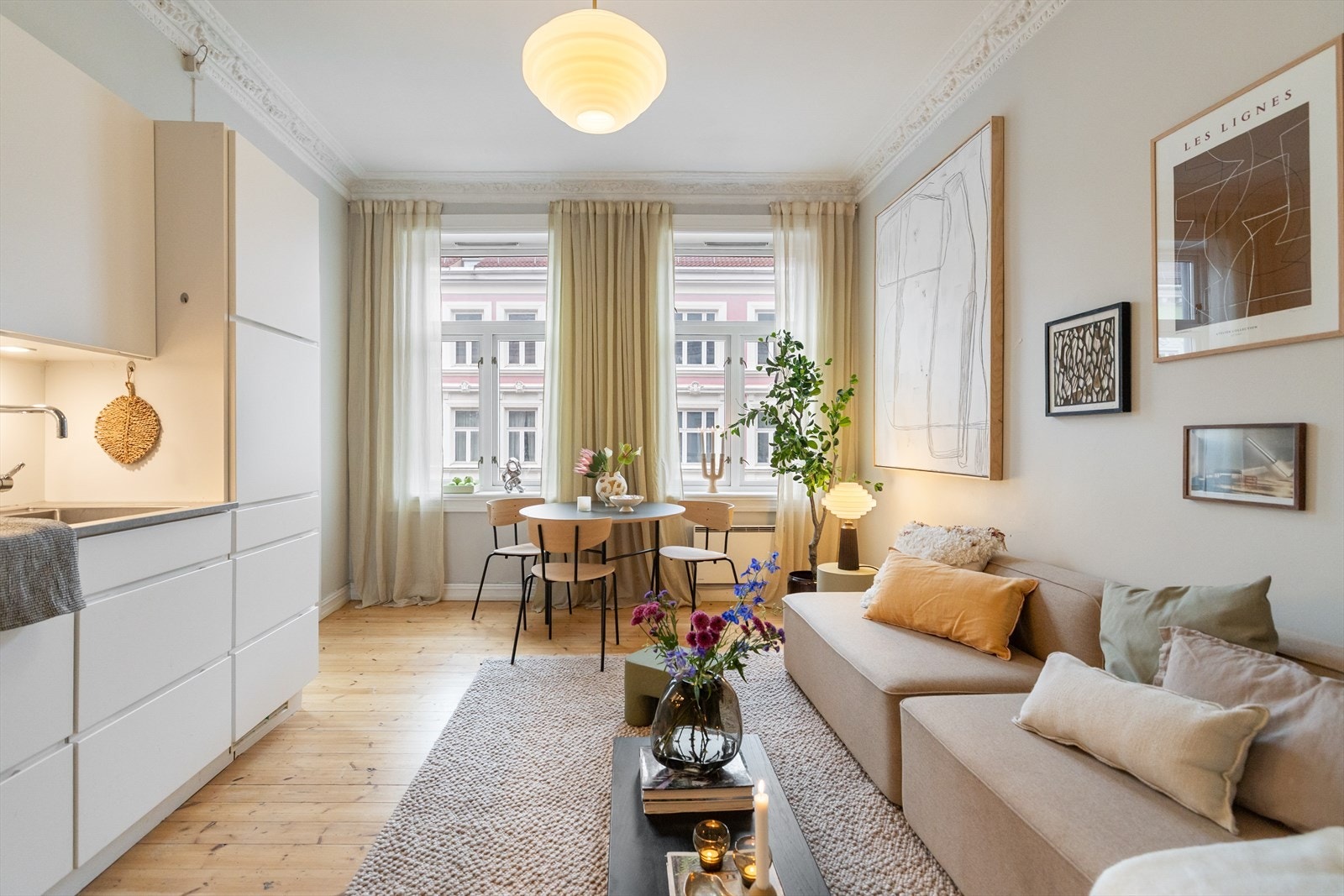 I stuen er det generøs takhøyde på hele 2,99 meter og godt lysinnslipp via store vindusflater som gir en luftig og god romfølelse. Galleribilde