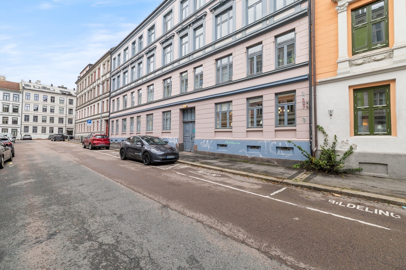 Fasade. Det er el-billadere rett utenfor. Galleribilde