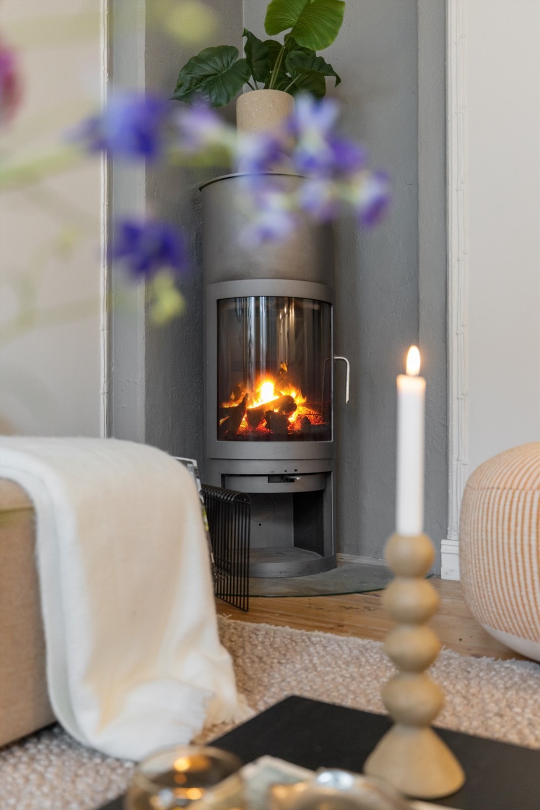 Vedovnen sikrer behagelig og vedvarende varme, samtidig som den bidrar til hyggelig stemning på kalde høst- og vinterkvelder. Galleribilde