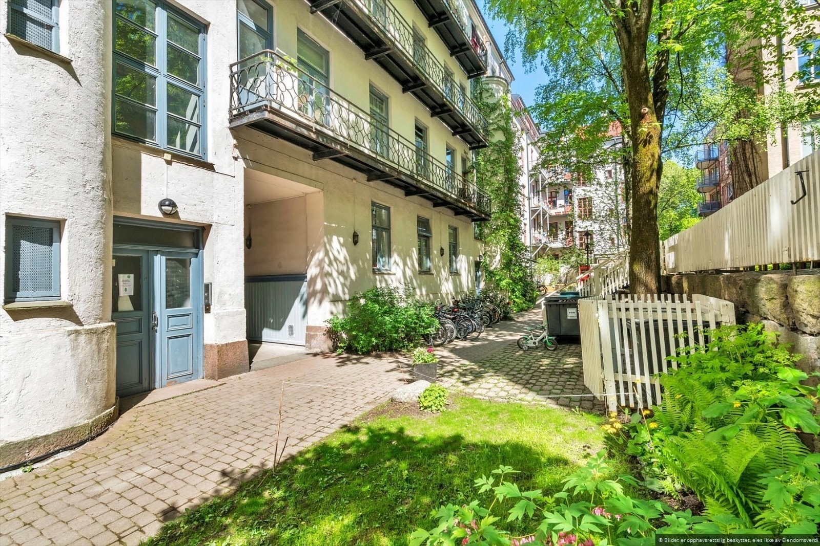 Fasaden mot bakgården er pusset opp i 2025. Galleribilde