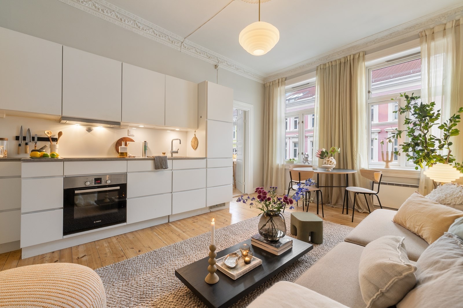 Moderne og stilsikkert kjøkken med masse lagringsplass. Kvik-kjøkken fra 2017 med laminerte glatte fronter og benkeplate i laminat. Galleribilde