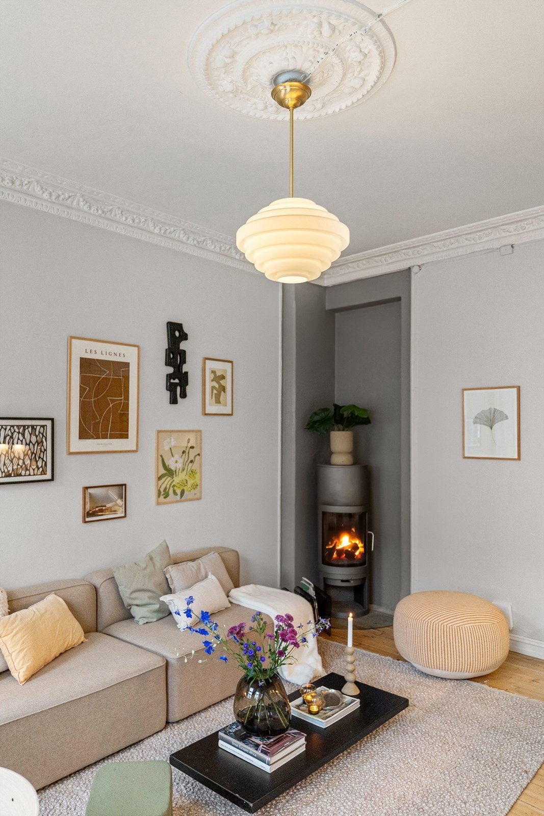 Leiligheten har overflater med lune fargevalg og originalt tregulv som gir et sjarmerende uttrykk. Galleribilde