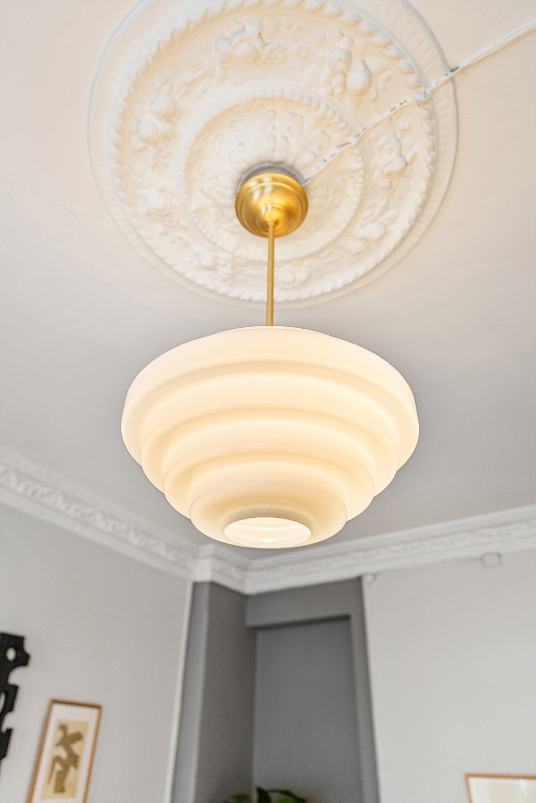 Leiligheten ligger i en ærverdig gård fra 1903 med flotte, klassiske detaljer. Det er nydelig rosett og stukkatur i himling. Galleribilde