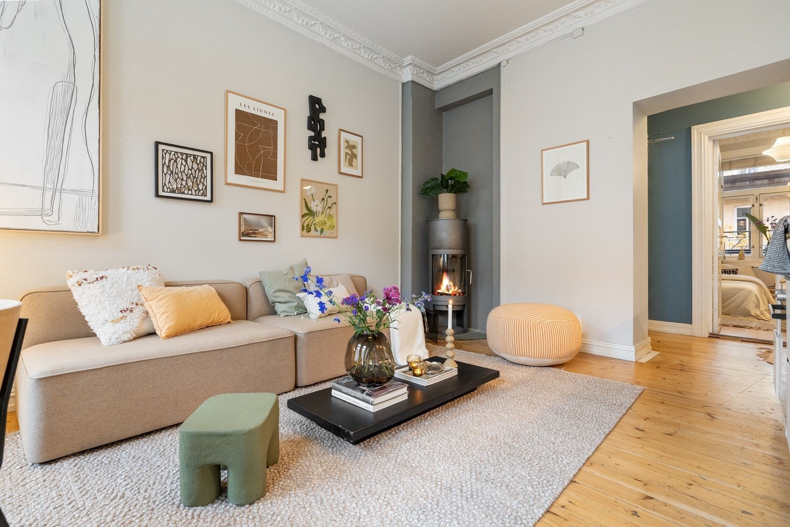 I stuen er det rikelig areal til sofagruppe med tilhørende sofabord og tv-møblement samt spisebord. Galleribilde