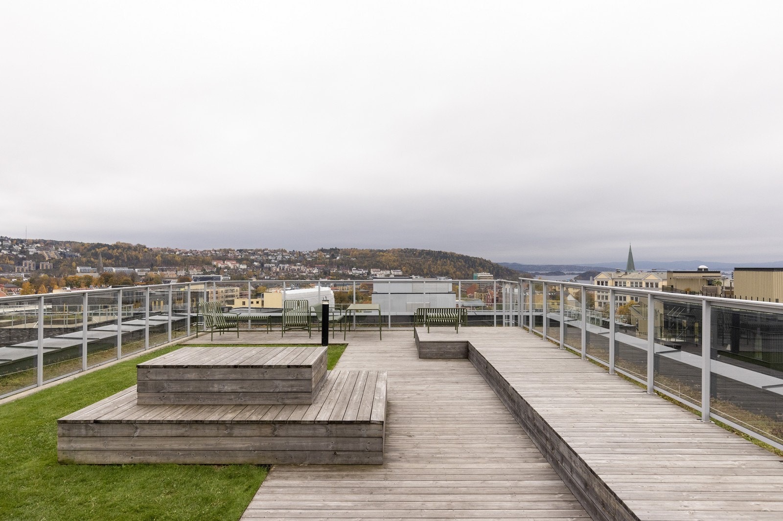 Felles takterrasse med flott utsikt over byen. Galleribilde