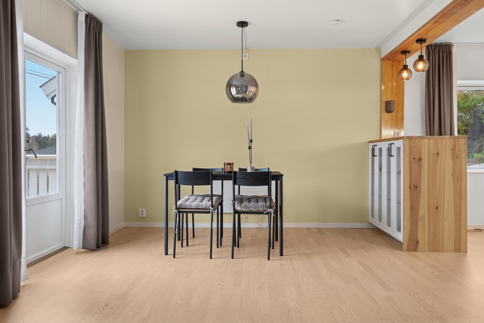 Store vindusflater slipper inn rikelig med dagslys, og det er utgang til terrassen. Galleribilde