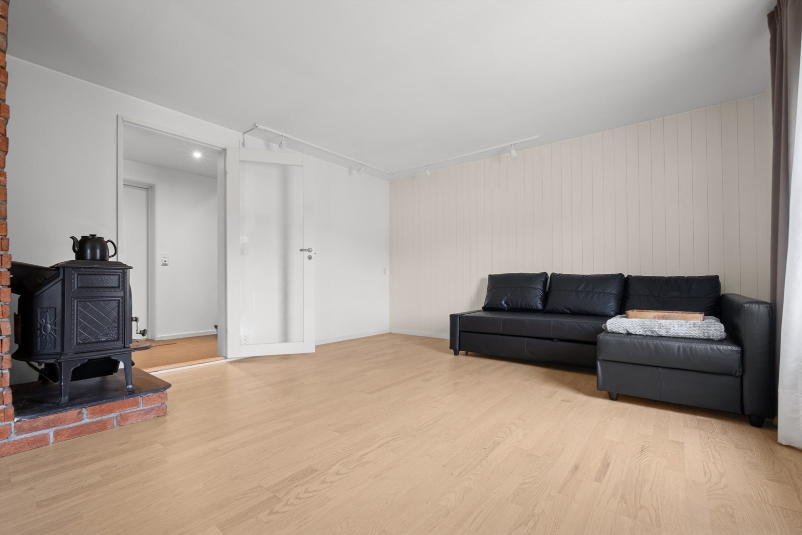 Det er god plass til både sofagruppe og spisebord. Galleribilde