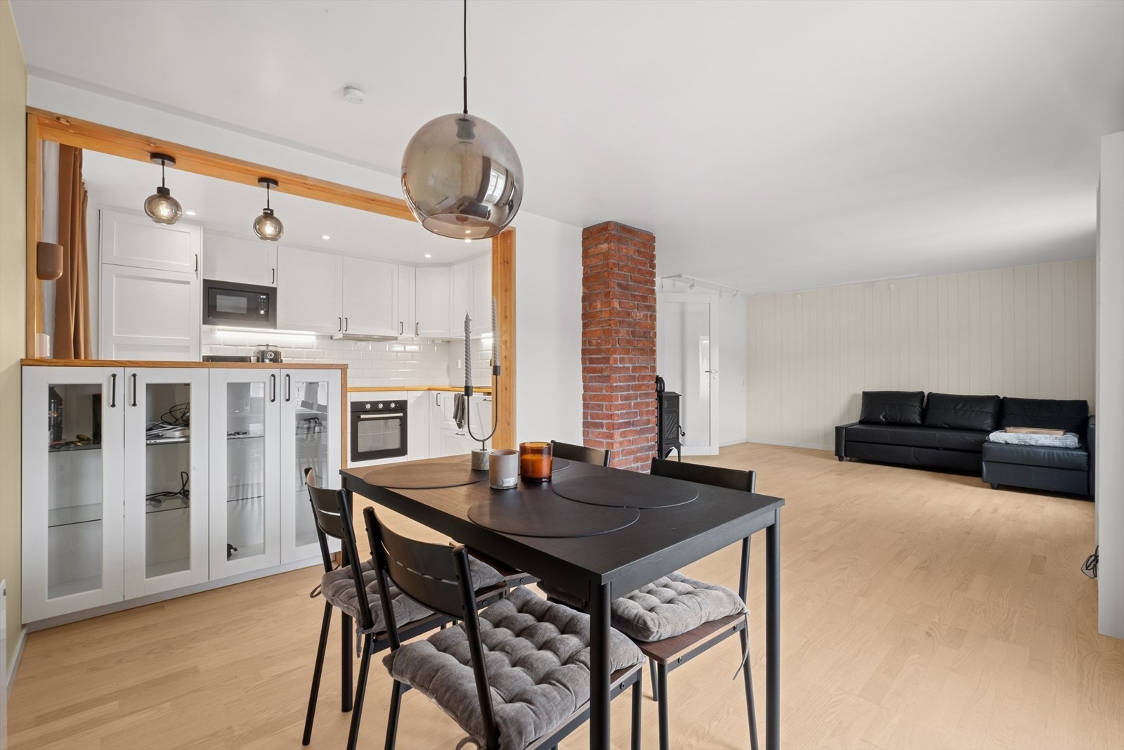 Det er store åpninger mot tilstøtende rom gir en fin flyt mellom oppholdsarealene. Galleribilde