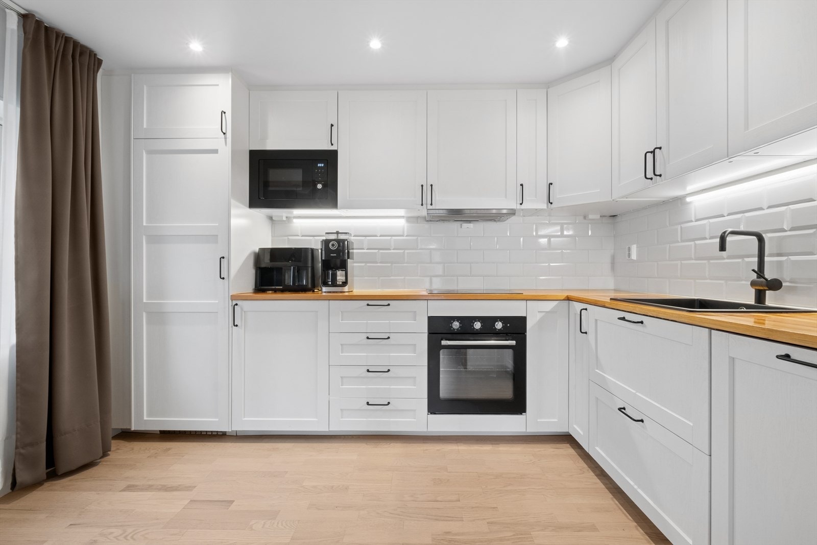 Kjøkkenet er utstyrt med kjøkkenventilator med avtrekk ut, og det er integrerte hvitevarer som to kjøleskap, oppvaskmaskin, komfyr, platetopp og mikrobølgeovn. Galleribilde