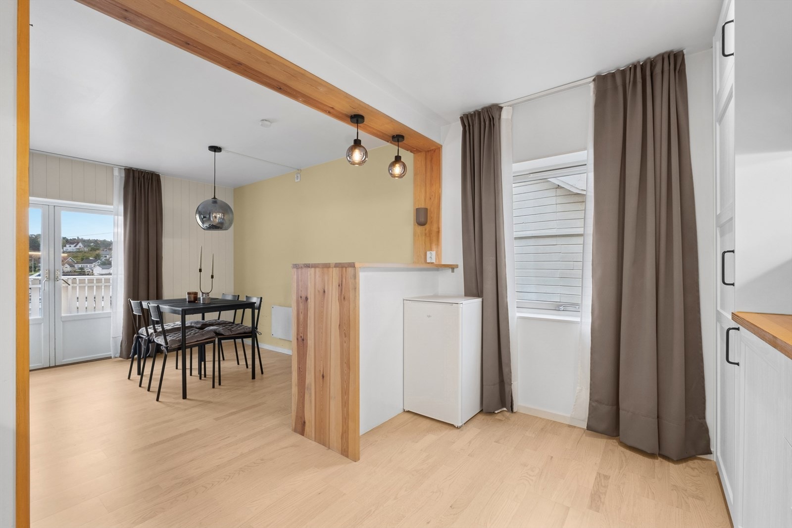 Kjøkkenet er i en delvis åpen og sosial løsning mot stuen. Galleribilde