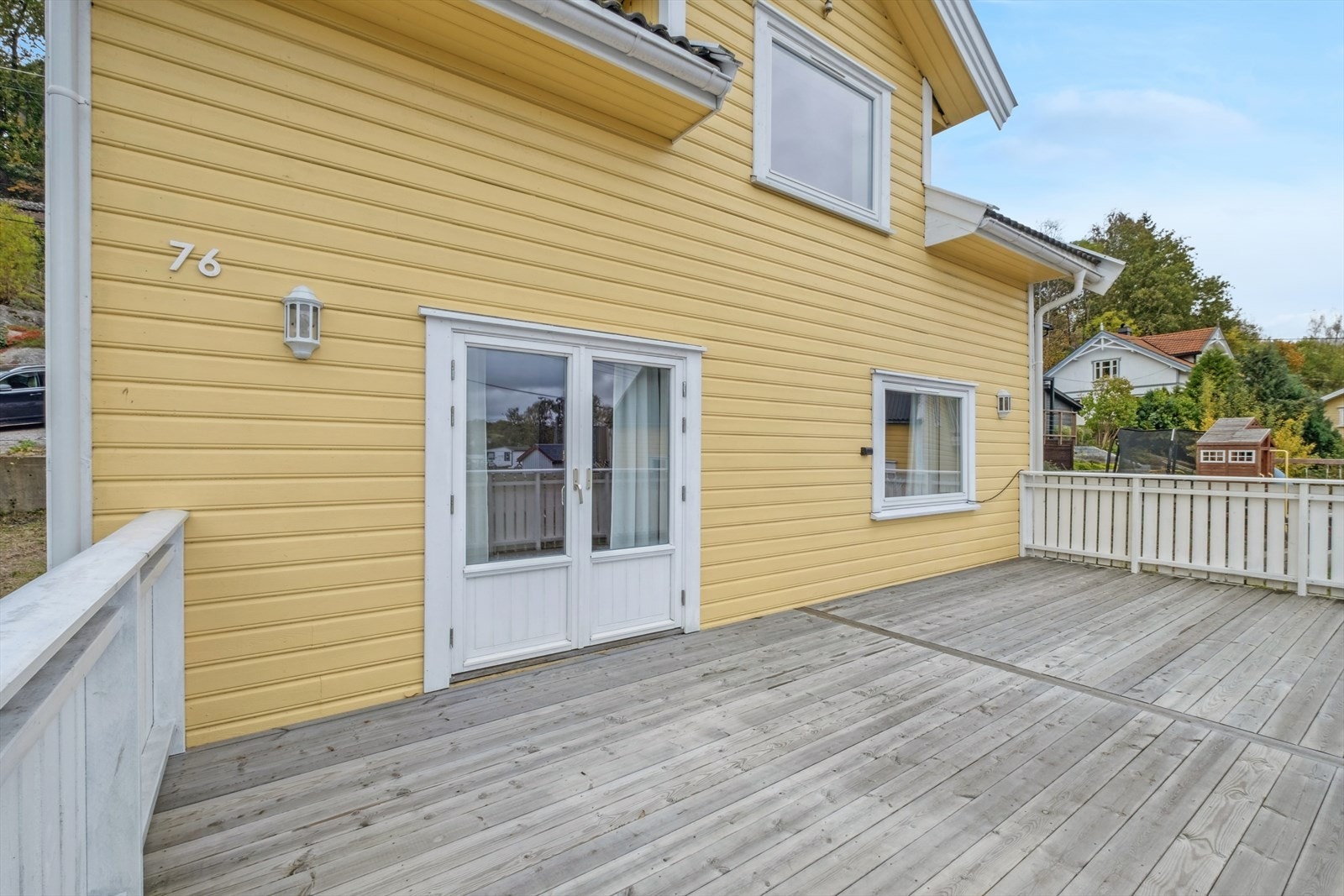 Terrassen er romslig og ble utskiftet i 2022 med nye terrassebord og rekkverk. Galleribilde