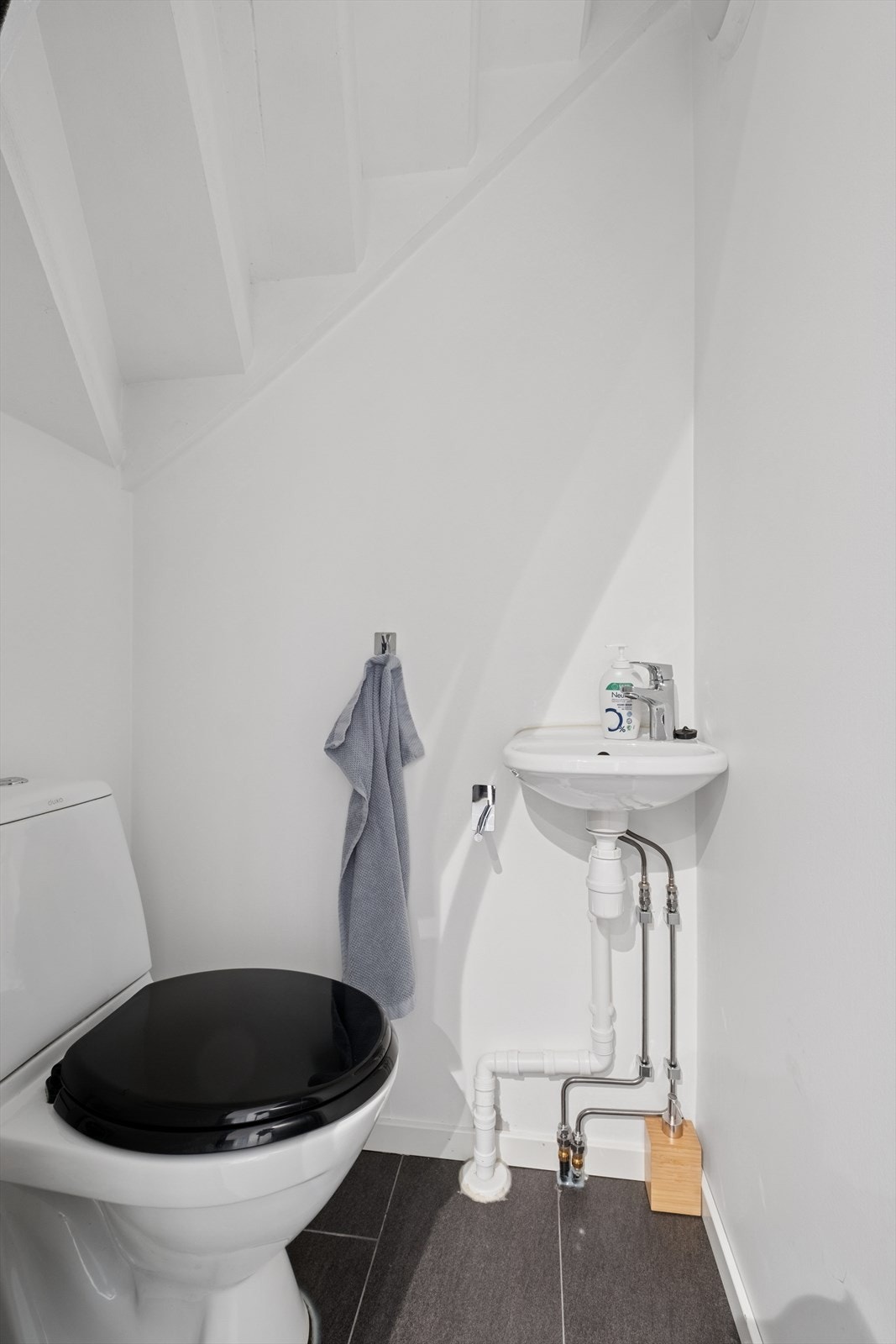 Toalettrom etablert under trapp i 2021. Galleribilde