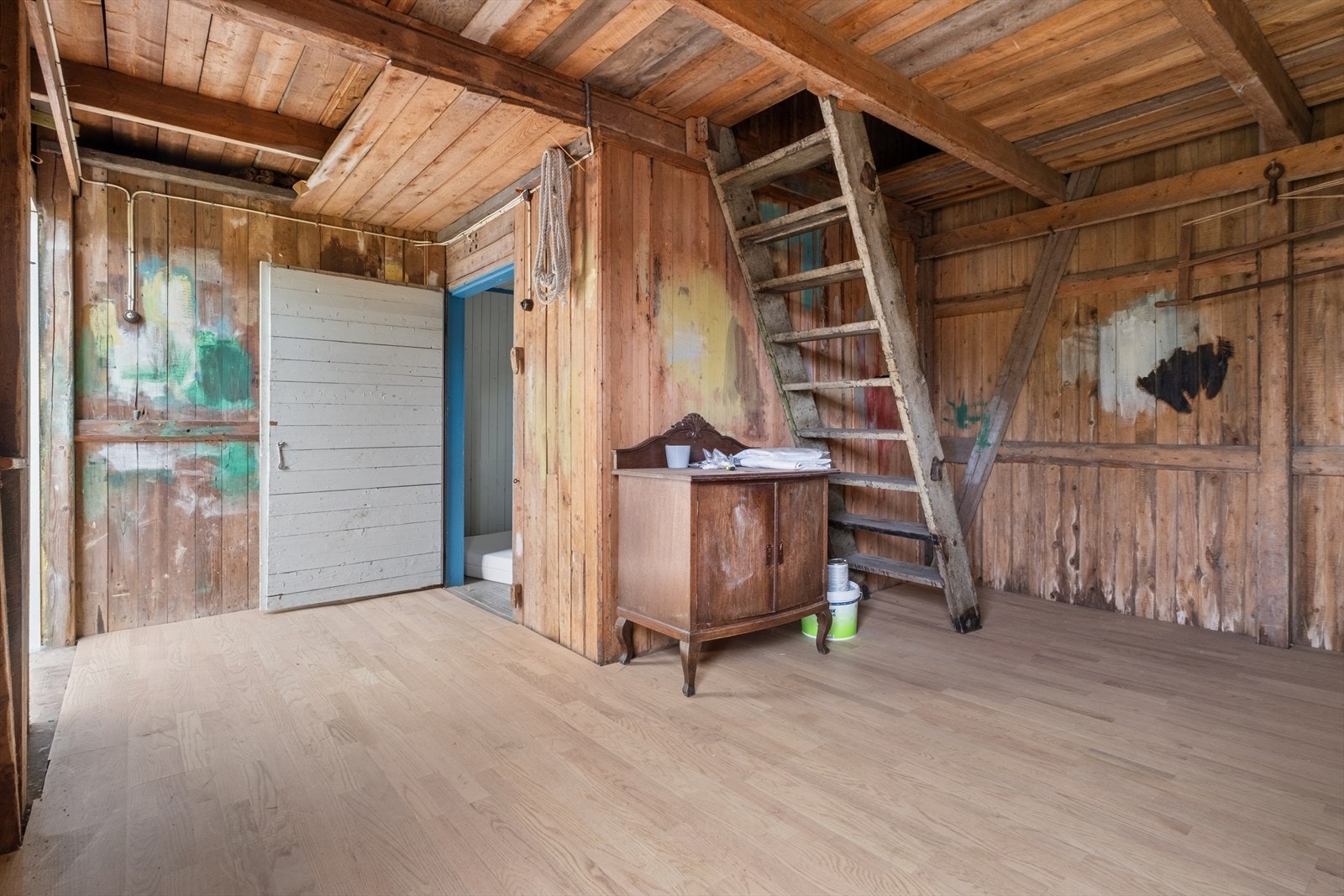 Praktisk uthus, rikelig med lagringsmuligheter. Galleribilde