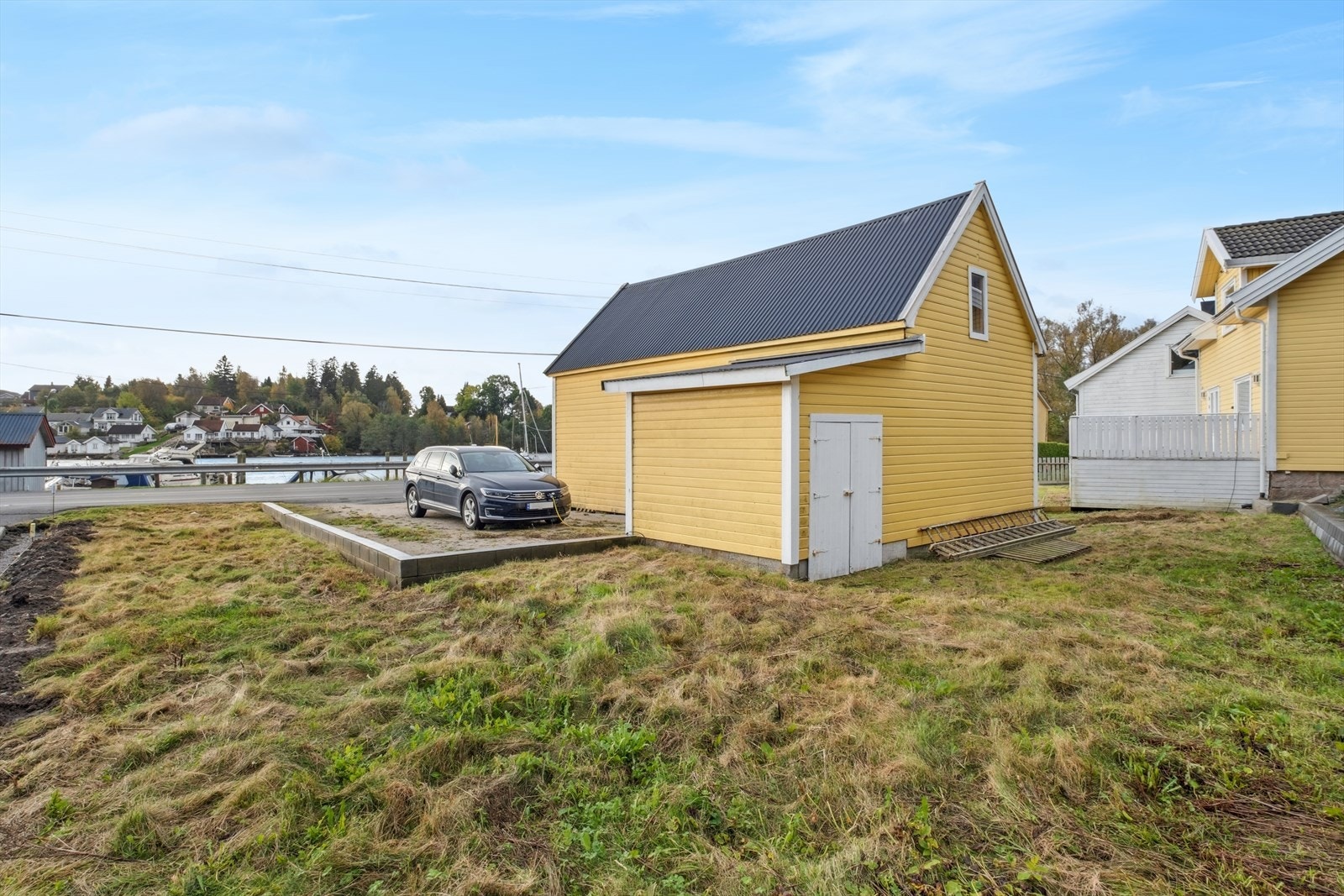 Ved siden av uthuset er det plass til parkering. Galleribilde