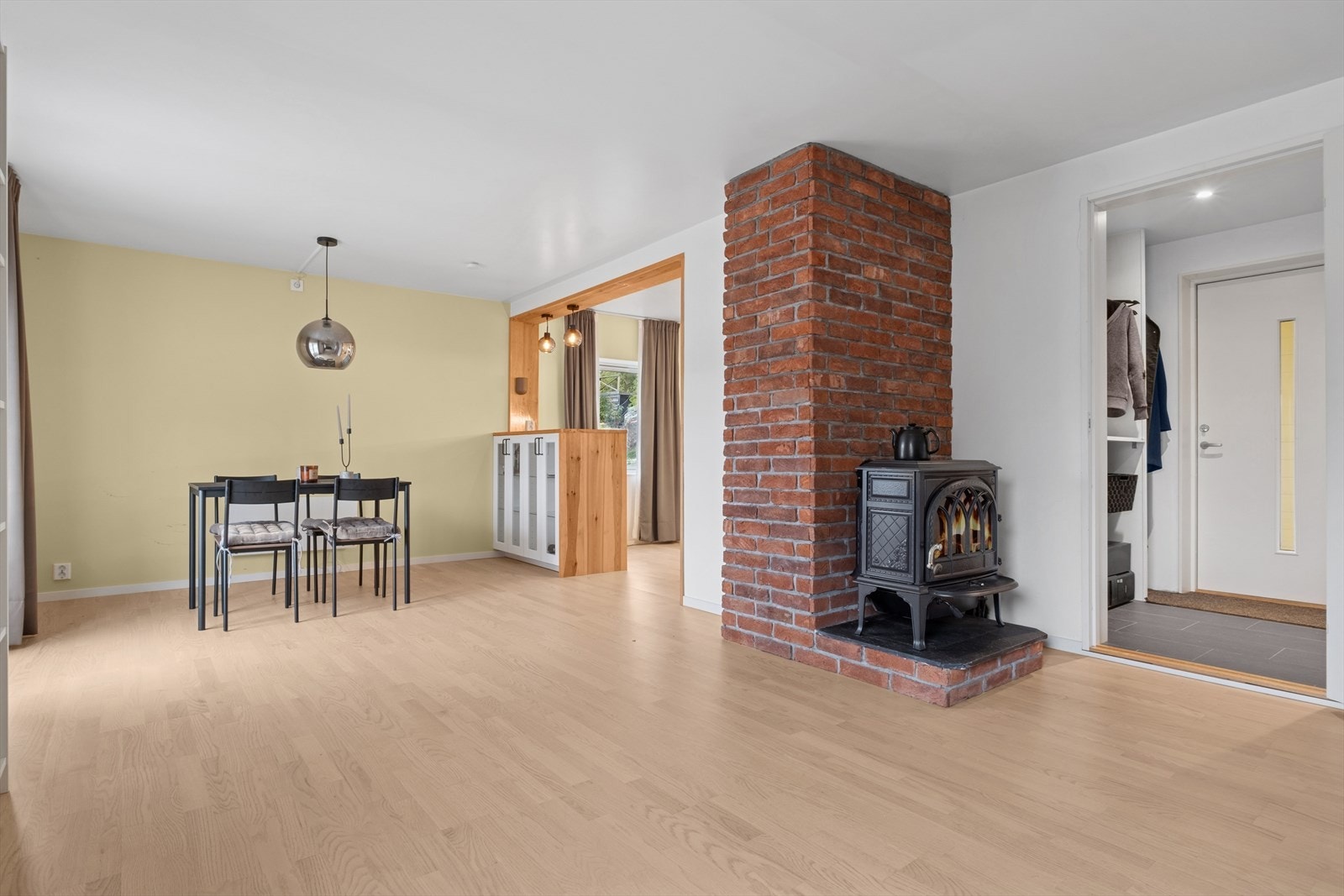 Stuen er romslig og har en åpen og luftig atmosfære, med lyse vegger og lyst parkettgulv som gir et moderne og innbydende preg. Galleribilde