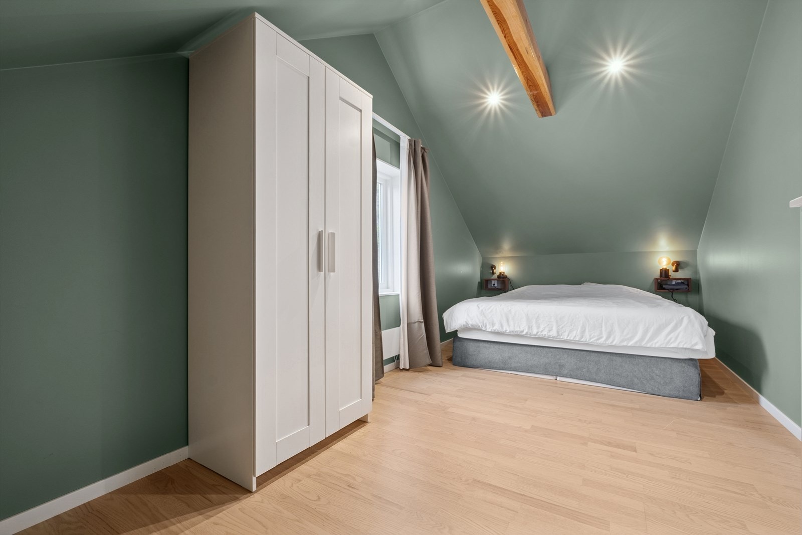 Soverom en er av god størrelse og har god plass til dobbeltseng og tilhørende møbler, samt. ekstra lagringsplass i garderobeskap. Galleribilde