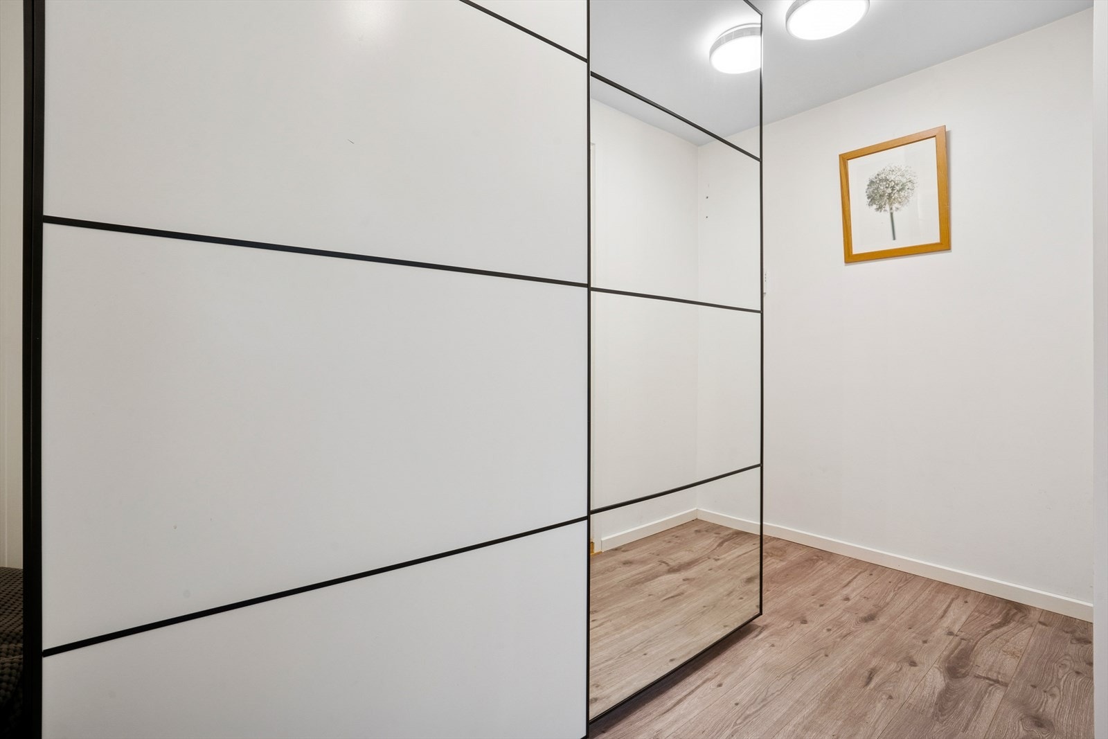 En stor skyvedørsgarderobe med speilfronter gir rikelig med oppbevaring. I tillegg medfølger en kjellerbod på 3 m². Galleribilde