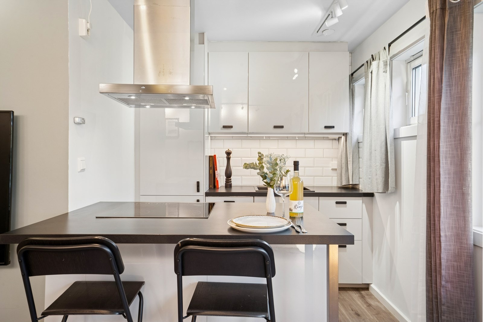 Innredningen fra IKEA har glatte, hvite fronter som gir et rent og moderne uttrykk. Galleribilde
