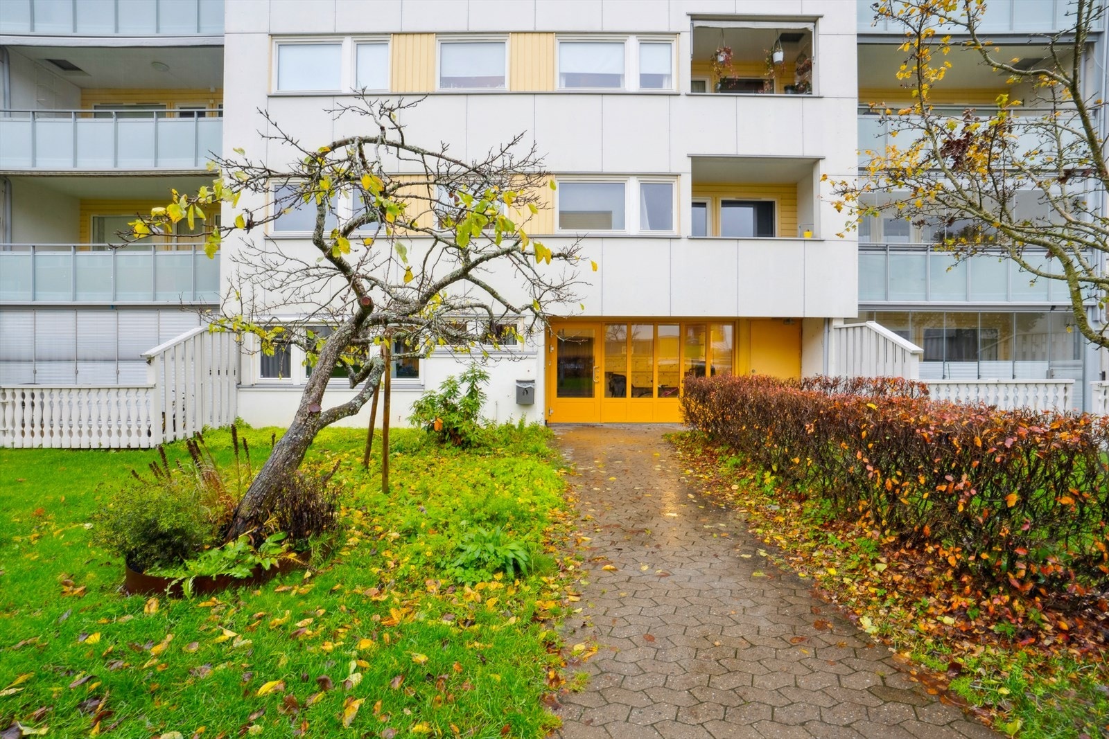 Beliggenheten er tilbaketrukket med lite trafikk og støy, og har umiddelbar nærhet til grønne områder. Galleribilde