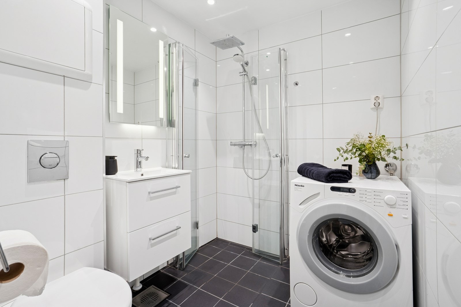 Badet ble modernisert i 2017 med fliser, varmekabler og opplegg for vaskemaskin. Galleribilde