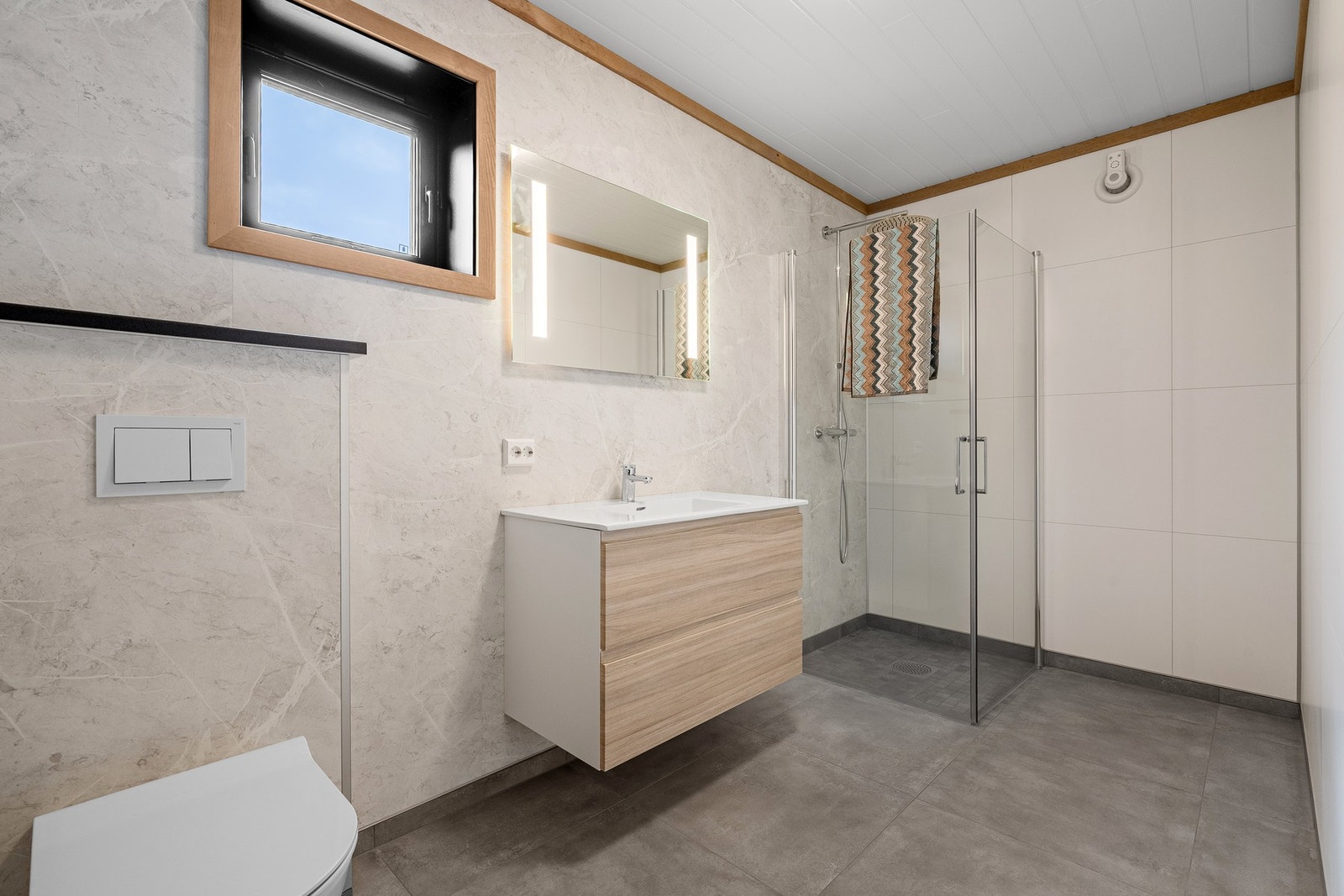 Lekkert bad med romslig dusjhjørne. Galleribilde