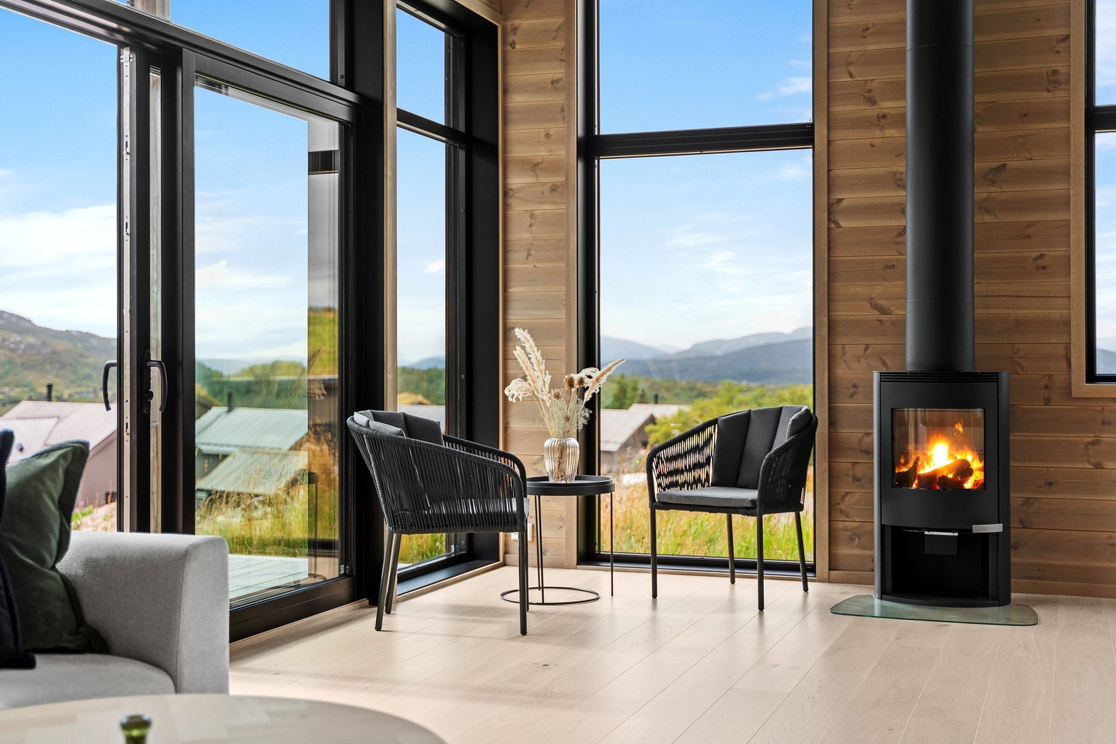 Stuen har deilig peisovn som gir en lun og god varme på kalde dager. Galleribilde