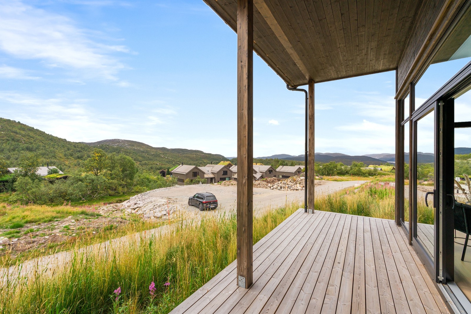 Terrassen har flott utsikt og god plass til ønsket møblement. Galleribilde