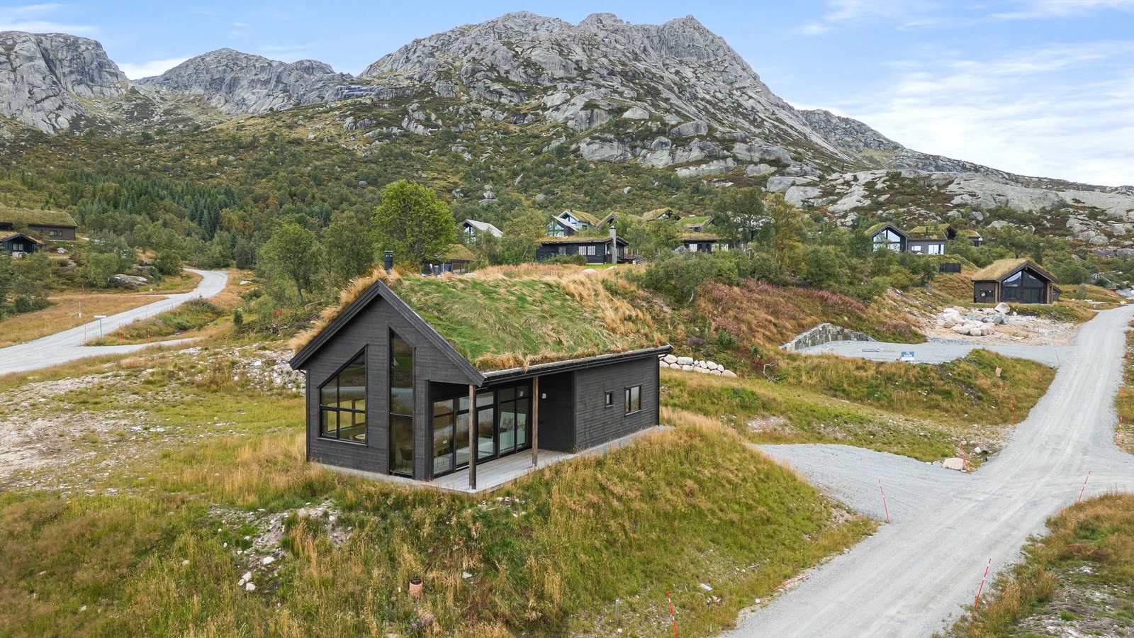 Velkommen til en flott nyoppført hytte med høy standard og attraktiv beliggenhet. Galleribilde