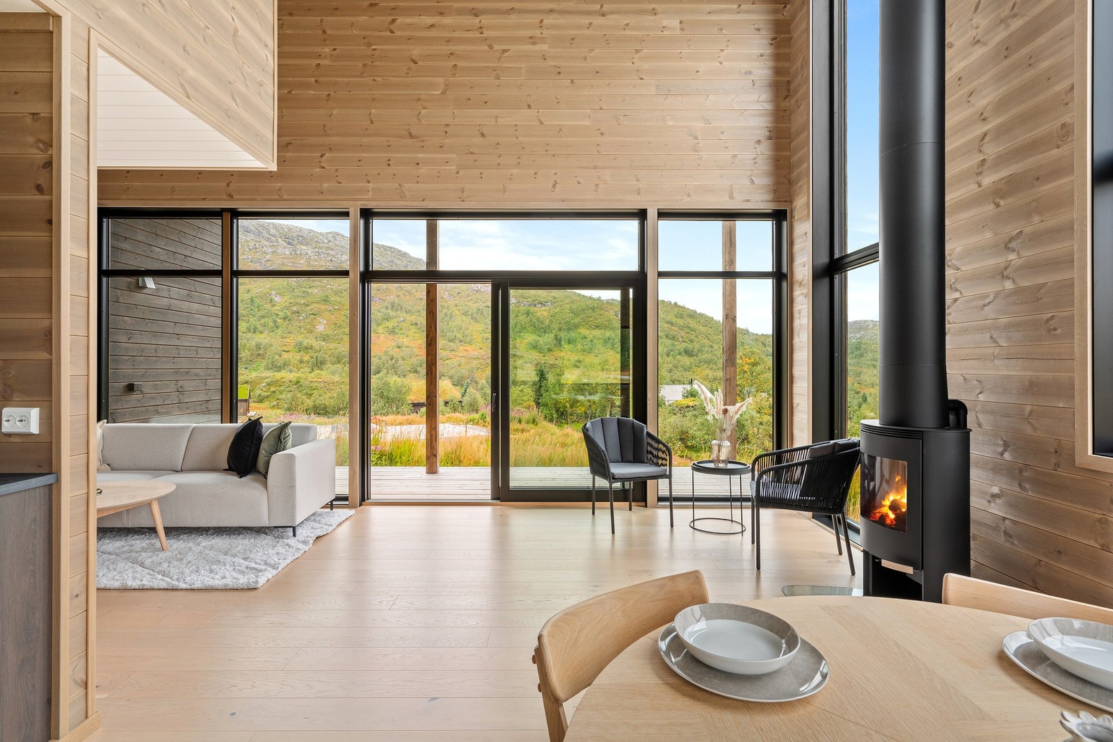 Størrelsen på stuen gjør det enkelt å møblere i ulike soner. Galleribilde